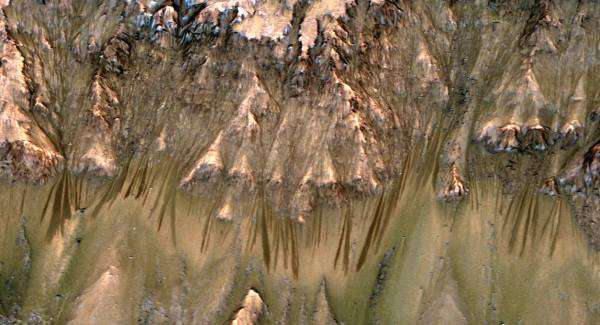 Misterioasele dungi întunecate de pe Marte