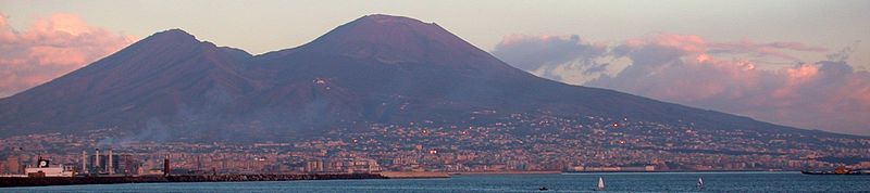 Vulcanul Vezuviu şi oraşul Napoli
