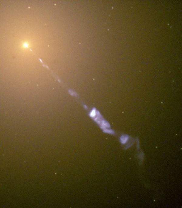 Jet de plasmă emis de gaura neagră din centrul galaxiei M87