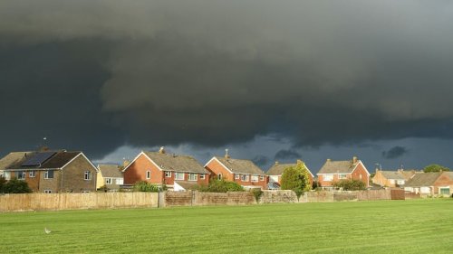 Nori de furtună se adună deasupra caselor dintr-un sat