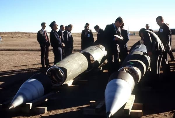 Inspectori sovietici examinează două rachete Pershing II