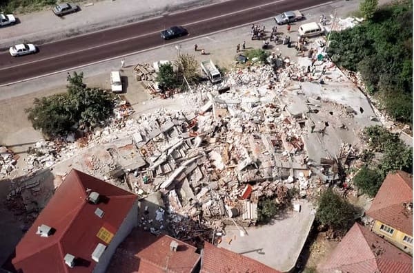 Bloc de apartamente prăbușit după cutremurul din Izmit-Turcia