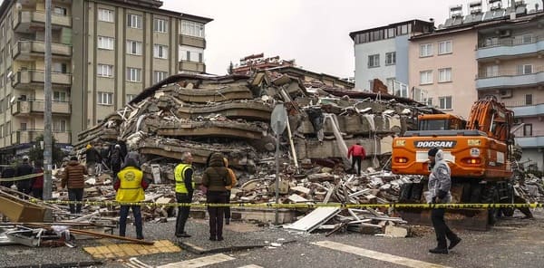 Clădire prăbușită după cutremur în Turcia