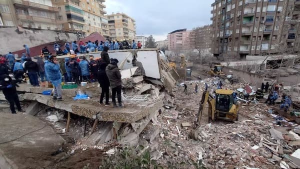 Clădire prăbușită în Diyarbakır-Turcia