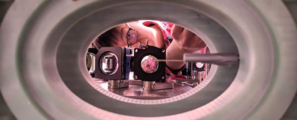 Aparatul folosit pentru captarea a 6100 de atomi Aparatul folosit pentru captarea a 6100 de atomi