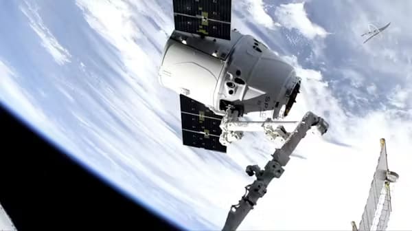 Capsula Dragon a companiei SpaceX acostează la SSI